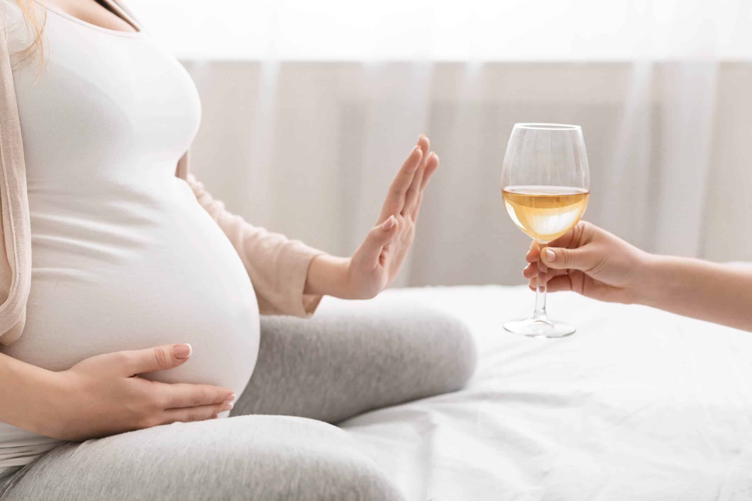 Mẹ bầu không nên uống rượu