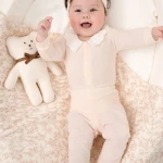 Bộ bodysuit sơ sinh La Pomme dài tay cổ viền ren hồng