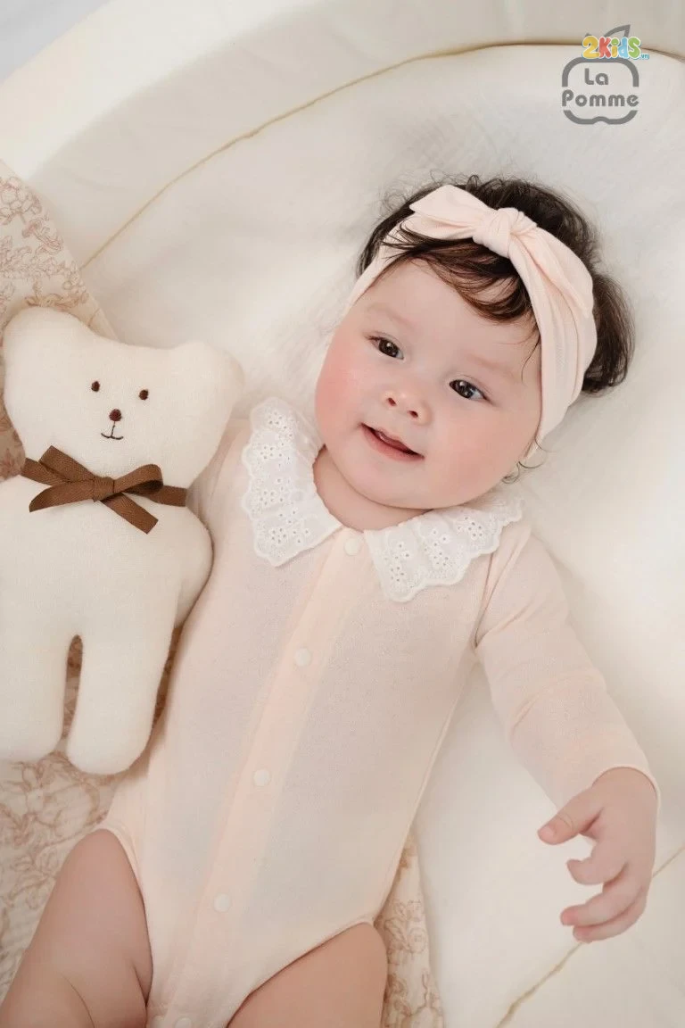 Bộ bodysuit sơ sinh La Pomme dài tay cổ viền ren hồng