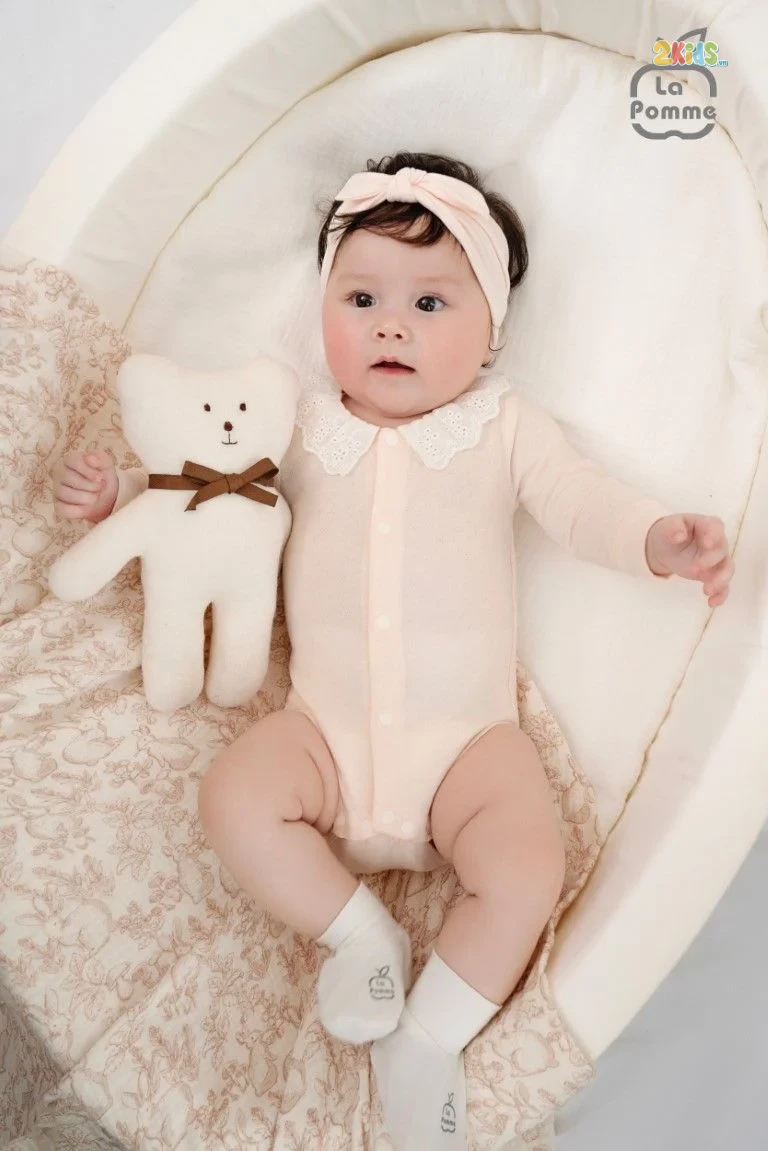 Bộ bodysuit sơ sinh La Pomme dài tay cổ viền ren hồng