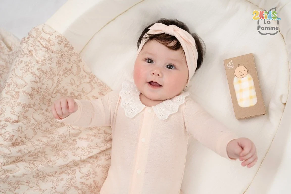 Bộ bodysuit sơ sinh La Pomme dài tay cổ viền ren hồng