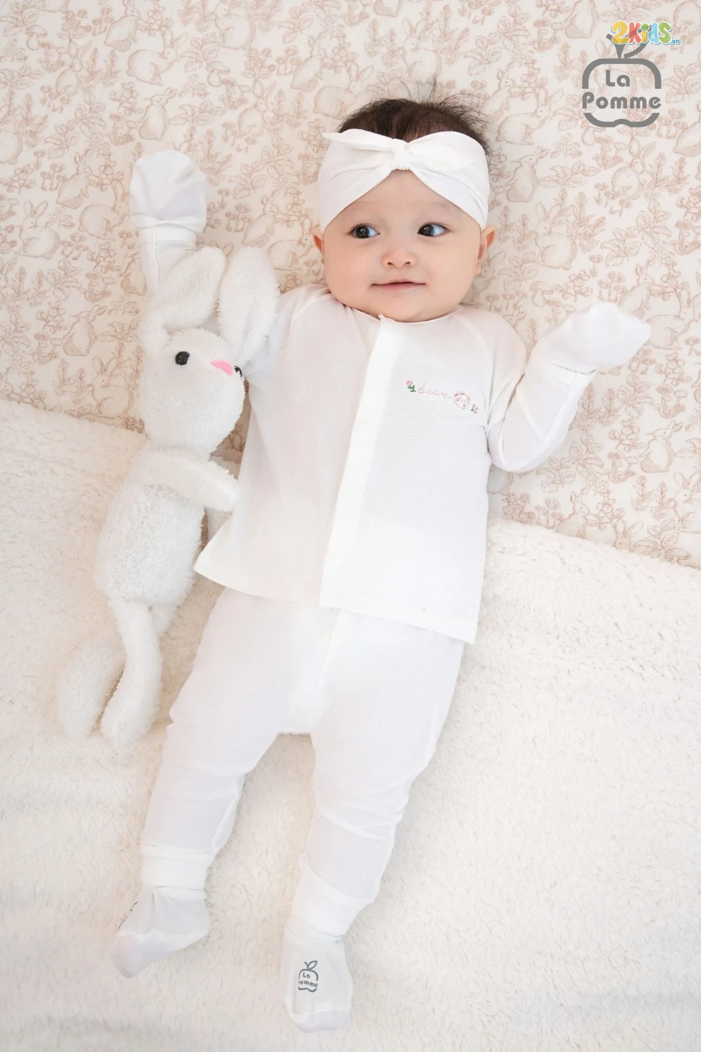Bộ quần áo sơ sinh La Pomme dài tay cúc giữa gấu nhỏ