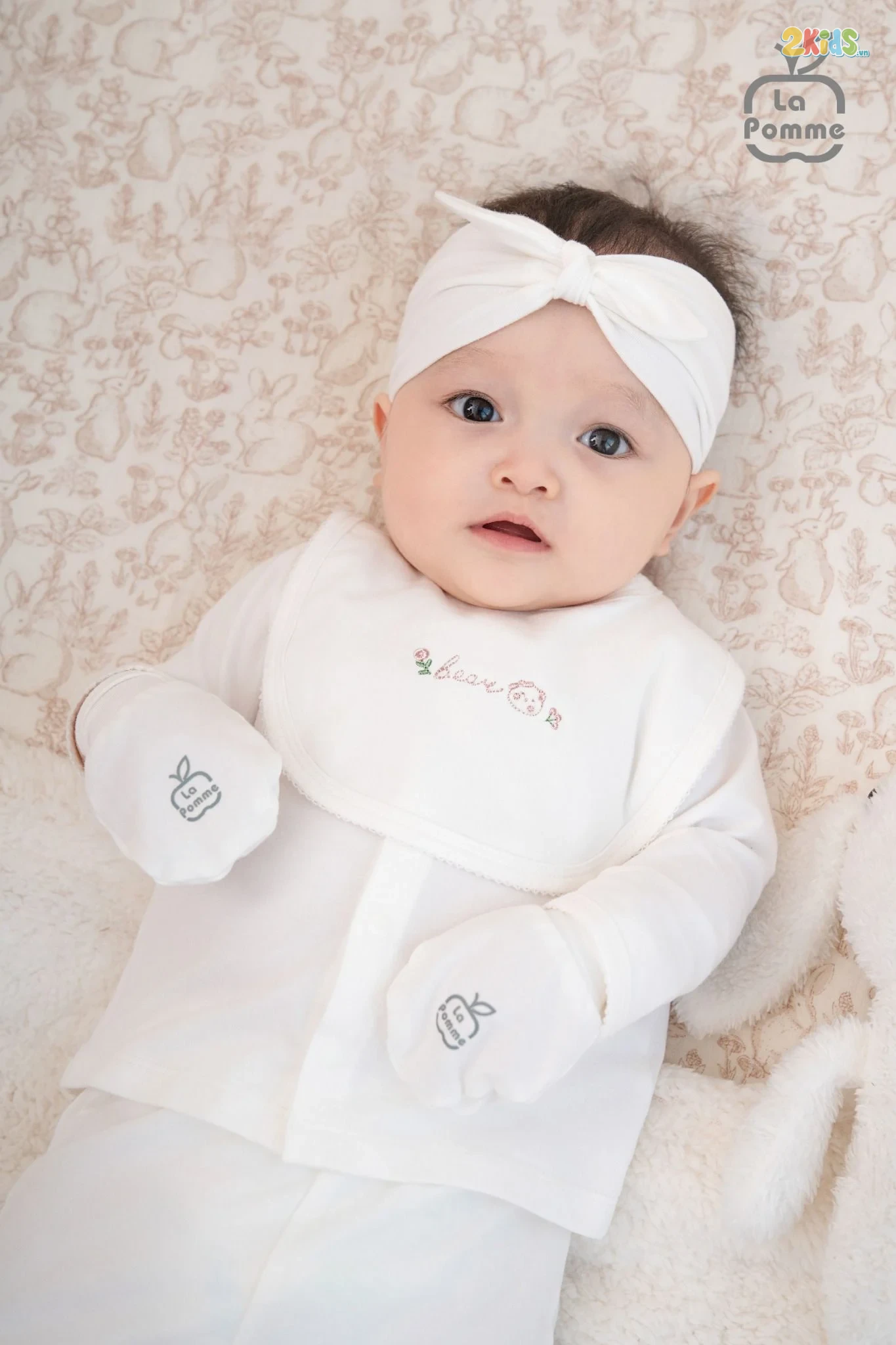 Bộ quần áo sơ sinh La Pomme dài tay cúc giữa gấu nhỏ