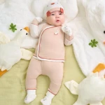 Bộ quần áo sơ sinh La Pomme dài tay cúc lệch ngỗng con