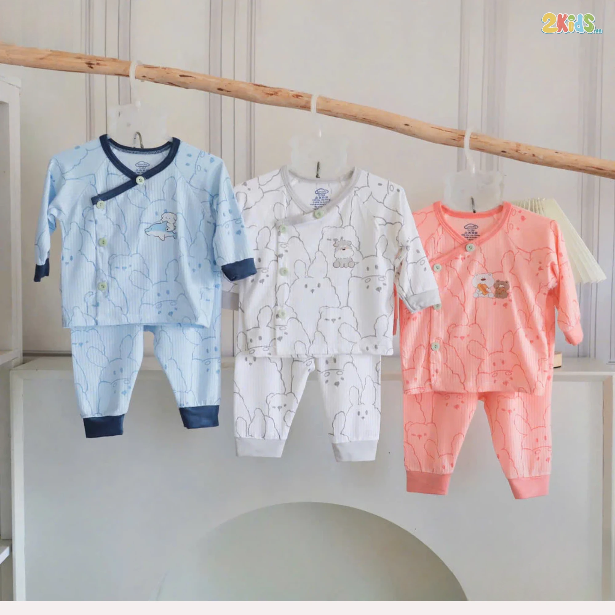 https://2kids.vn/products/combo-3-bo-quan-ao-so-sinh-unchi-dai-tay-soi-tre-in-hoa-tiet-4830