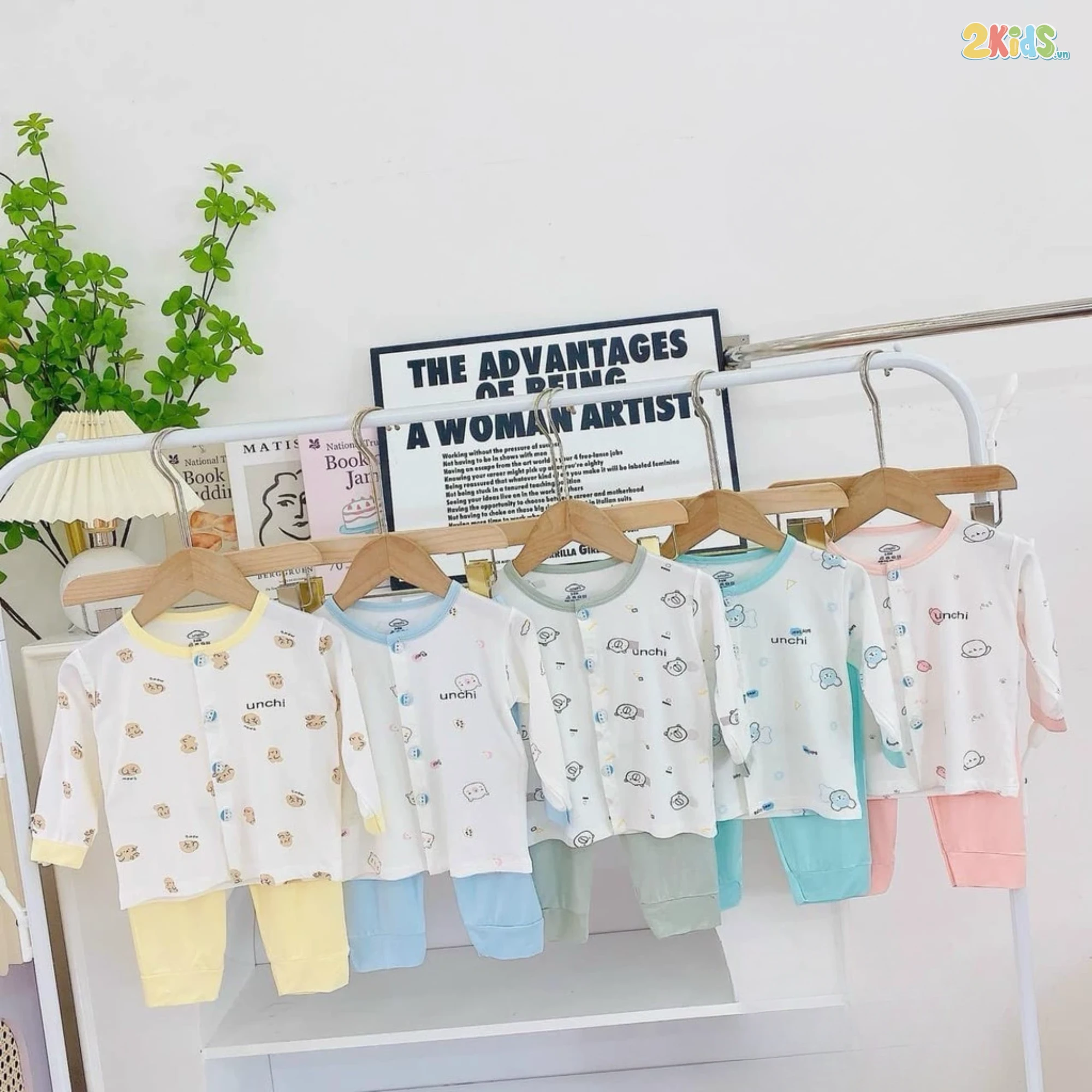 https://2kids.vn/products/combo-3-bo-quan-ao-so-sinh-unchi-dai-tay-cuc-giua-trang-in-hinh-4823