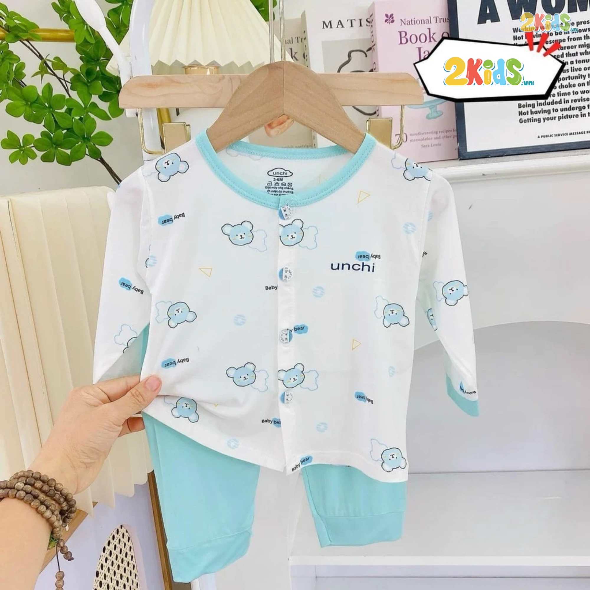 Bộ Quần Áo Sơ Sinh Unchi Dài Tay Cúc Giữa Trắng In Hình