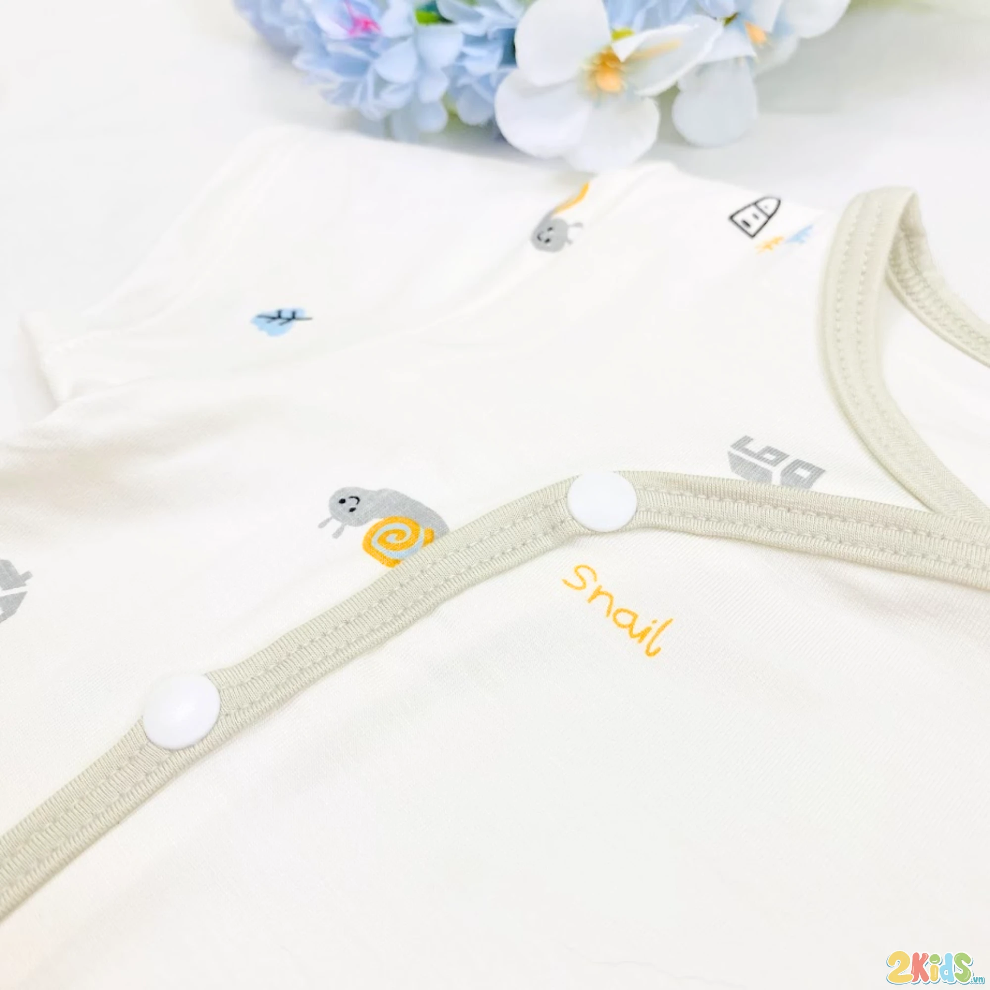 Bộ sơ sinh cộc tay cài lệch Bolly hoạ tiết