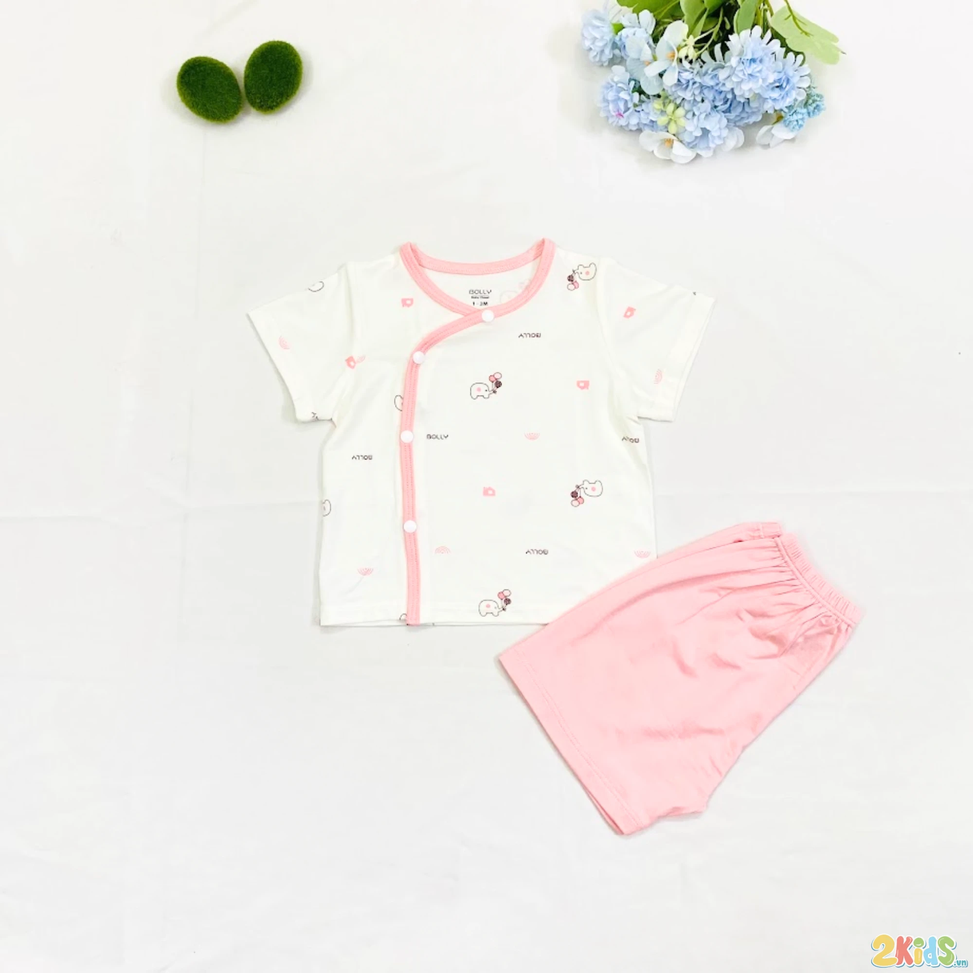 Bộ sơ sinh cộc tay cài lệch Bolly hoạ tiết
