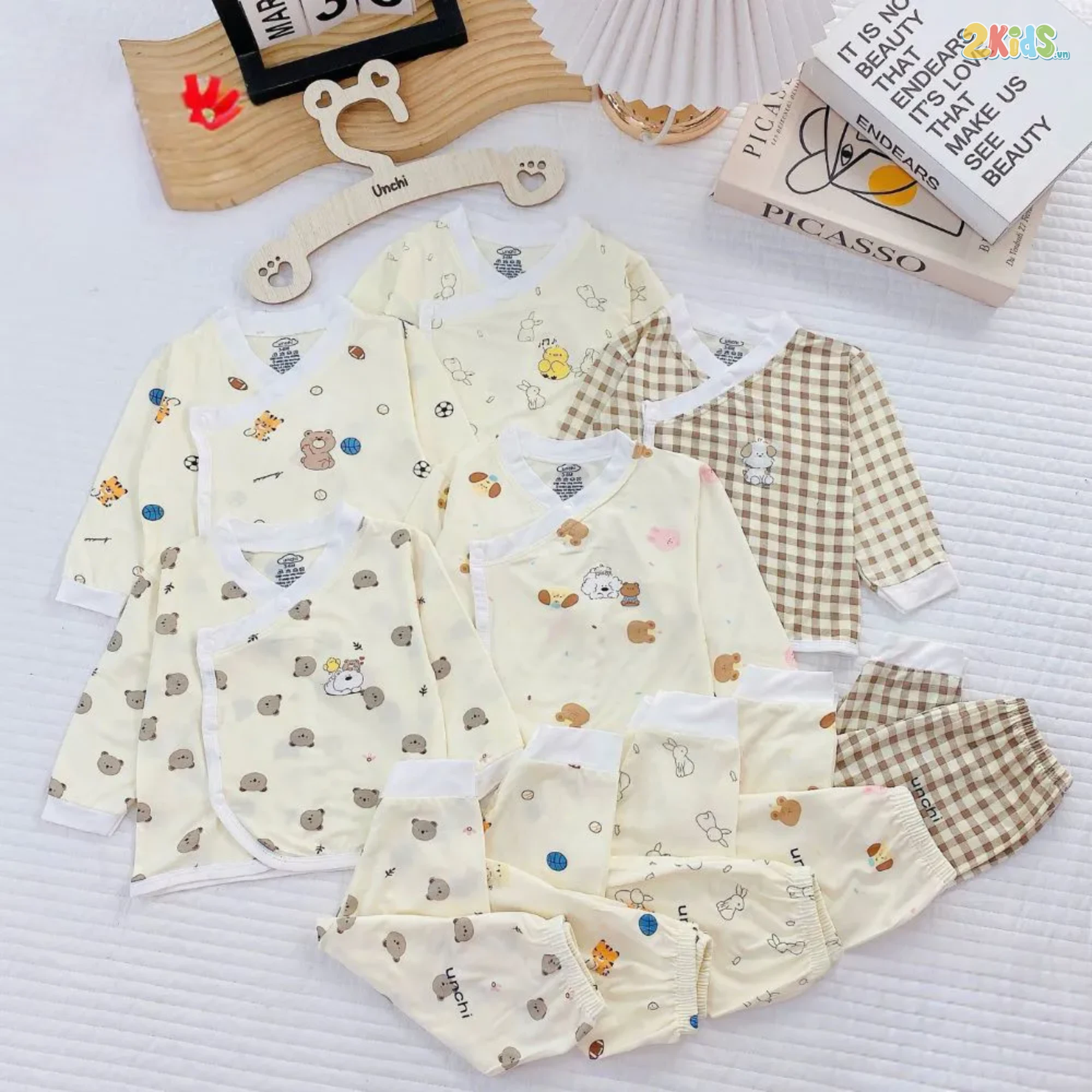 Bộ sơ sinh dài tay Unchi cài lệch hoạ tiết ngộ nghĩnh