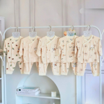 Bộ sơ sinh dài tay Unchi màu be in hoạ tiết